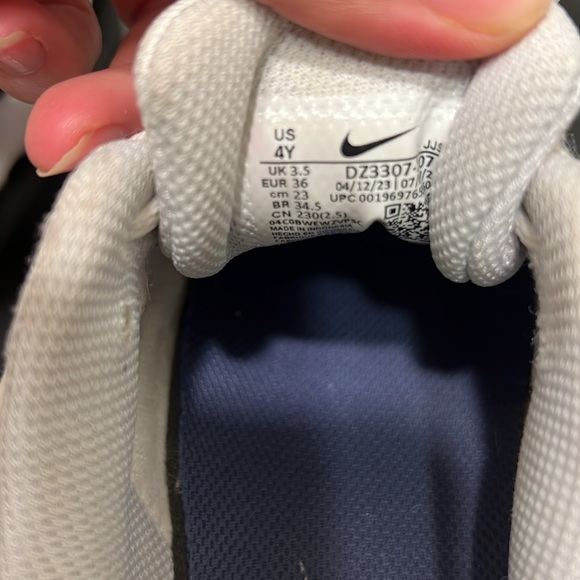 Kids size 4Y Nike air max navy blue white and yellow shoes - Picture 4 of 6